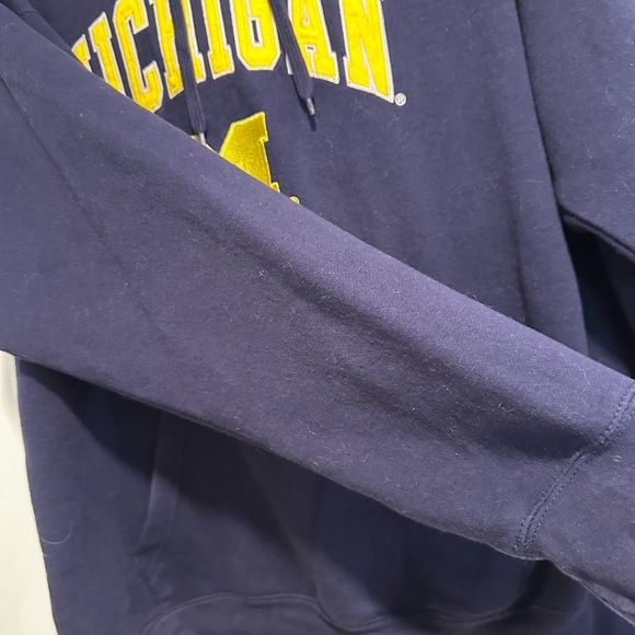 Unisex Sz: Large University of Michigan Wolverine’s Embroidered Logo hoodie. - Picture 8 of 9